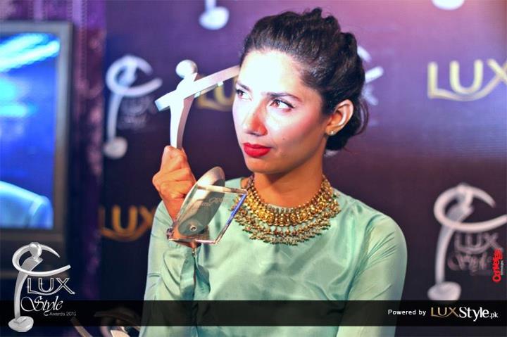 Mahira Khan holding 11th Lux Style Awards Trophy