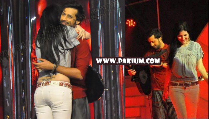 the girl who hugged and kissed Atif Aslam in sur kshetra