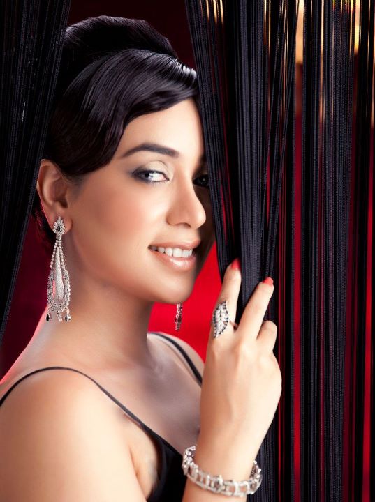 Singer Komal Rizvi Record Deal with HMV