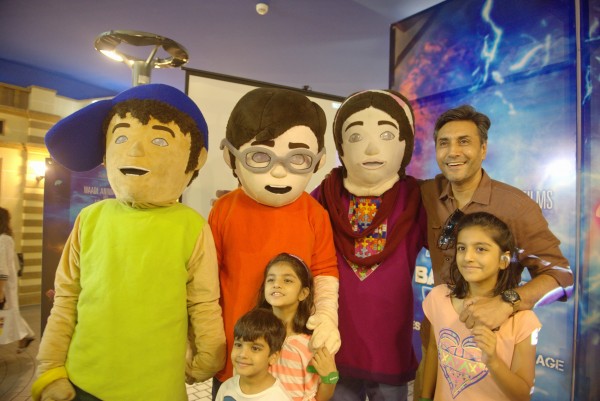 Adnan Siddiqui and his kids with 3 Bahadur Mascots (3)