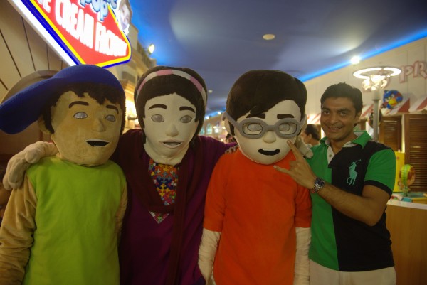 Alyy Khan with 3 Bahadur Mascots (3)