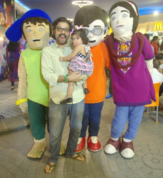 Omran Shafique with 3 Bahadur Mascots (4)